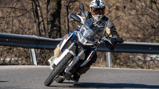 Incredibilmente azzeccata la posizione in sella della Aprilia Tuareg 660