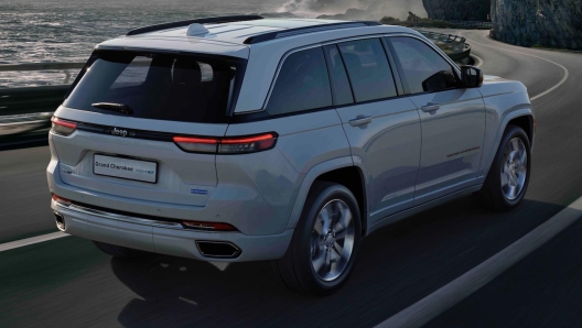 Jeep Grand Cherokee 4xe misura 4,914 metri in lunghezza, 1,968 in larghezza e 1,8 metri in altezza