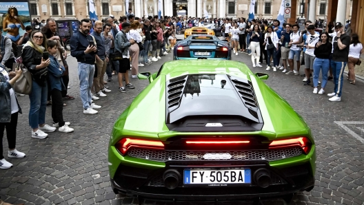 Parata di Lambo nel centro di Modena