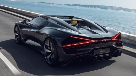 Le linee sinuose dell'ultima roadster Bugatti con motore endotermico