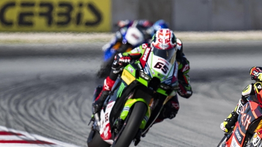 epa10201005 Spanish superbike rider Alvaro Bautista (R) of Aruba.it Racing - Ducati and British rider Jonathan Rea (C) of Kawasaki Worldsbk in action during the first free training session of the Catalunya Round of the FIM Superbike World Championship at Barcelona Circuit in Montmelo, Barcelona, Spain, 23 September 2022.  EPA/SIU WU