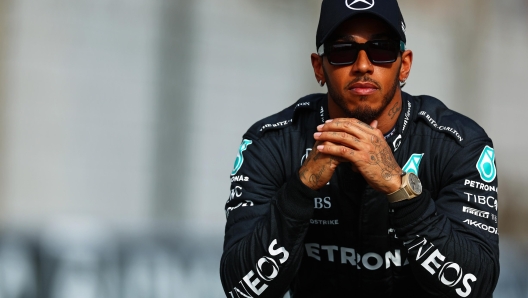 ABU DHABI, UNITED ARAB EMIRATES - NOVEMBER 20: Lewis Hamilton of Great Britain and Mercedes looks on ahead of the F1 2022 End of Year photo prior to the F1 Grand Prix of Abu Dhabi at Yas Marina Circuit on November 20, 2022 in Abu Dhabi, United Arab Emirates. (Photo by Mark Thompson/Getty Images)