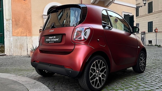 Il posteriore della Smart EQ fortwo racingred