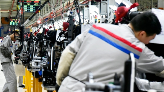 STELLANTIS STABILIMENTO DPCA DI XIANGYANG INDUSTRIA AUTOMOBILISTICA  IMPIANTO CATENA DI MONTAGGIO PRODUZIONE AUTOMOBILI OPERAIO SPECIALIZZATO OPERAI SPECIALIZZATI LAVORO CINA CINESE CINESI - STELLANTIS CONTI RECORD NEL 2022-FOTO ARCHIVIO - fotografo: IMAGOECONOMICA