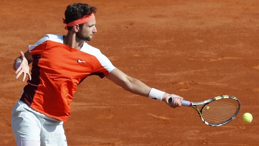 epa10568451 Ivan Gakhov returns the ball to Novak Djokovic of Serbia during their first round match at the Monte-Carlo Rolex Masters tournament in Roquebrune Cap Martin, France, 11 April 2023.  EPA/SEBASTIEN NOGIER