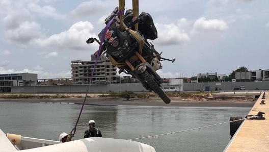 L'Africa Twin sospesa in cielo per raggiungere l'Angola