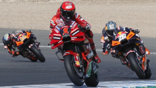 epa10598154 Italian MotoGP rider Francesco Bagnaia (C), Ducati Lenovo Team Jerez de la Frontera; Spain's Dani Pedrosa (R), Red Bull KTM Factory Racing, and South African Brad Binder (L), Red Bull KTM Factory Racing, in action during a free training session of the Spanish Motorcycling Grand Prix at Angel Nieto track in Jerez de la Frontera, Spain, 29 April 2023.  EPA/Jose Manuel Vidal