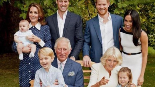 Nuovo gesto distensivo di re Carlo III nei confronti del figlio ribelle Harry (e della sua consorte Meghan) dopo le tensioni, le polemiche e le recriminazioni seguite allo strappo del secondogenito dalla Royal Family, al trasferimento nel 2020 in America, alle rivelazioni imbarazzanti per casa Windsor emerse da interviste, serie tv, nonché dai capitoli più velenosi della recente autobiografia bestseller del principe cadetto intitolata Spare. Il sovrano ha infatti voluto inserire un ritratto di famiglia comprendente anche i duchi di Sussex fra i souvenir ufficiali messi in catalogo da Buckingham Palace in vista dell'incoronazione formale solenne del figlio di Elisabetta II, con la regina Camilla, in agenda il 6 maggio sotto le volte dell'abbazia di Westminster, a Londra, 18 aprile 2023.    NPK    Instagram   +++ATTENZIONE LA FOTO NON PUO' ESSERE PUBBLICATA O RIPRODOTTA SENZA L'AUTORIZZAZIONE DELLA FONTE DI ORIGINE CUI SI RINVIA+++   +++NO SALES; NO ARCHIVE; EDITORIAL USE ONLY+++