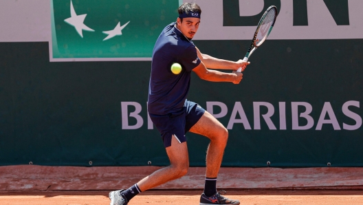 Italy's Lorenzo Sonego plays a backhand return to France's Ugo Humbert during their men's singles match on day four of the Roland-Garros Open tennis tournament in Paris on May 31, 2023. (Photo by GEOFFROY VAN DER HASSELT / AFP)