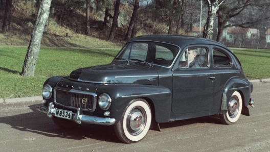 La Volvo PV 544 fu la prima auto a montare le cinture a tre punti di ancoraggio