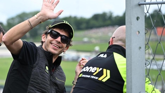 MotoGP Tavullia omaggia Rossi a Valentino le chiavi in titanio della citta Gazzetta