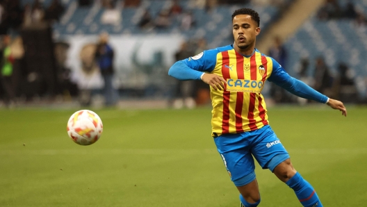 Valencia's Dutch forward Justin Kluivert controls the ball during the Spanish Super Cup semi-final football match between Real Madrid CF and Valencia CF at the King Fahd International Stadium in Riyadh, Saudi Arabia, on January 11, 2023. (Photo by Giuseppe CACACE / AFP)