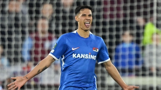 AZ Alkmaar's Dutch midfielder Tijjani Reijnders celebratea after scoring the opening goal of the UEFA Europa Conference League semi-final first leg football match between West Ham United and AZ Alkmaar at the London Stadium in east London on May 11, 2023. (Photo by JUSTIN TALLIS / AFP)