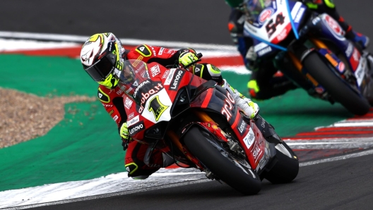 DONNINGTON, ENGLAND - JULY 02: Alvaro Bautista of Spain and Team Aruba.it Racing riding The Ducati Panigale V4R leads Toprak Razgatlioglu of Turkey and Pata Yamaha Prometeon WorldSBK riding The Yamaha YZF R1in The WorldSBK Race 2 in the 2023 MOTUL FIM Superbike World Championships at Donnington Park on July 01, 2023 in Donnington, England. (Photo by Alex Pantling/Getty Images)