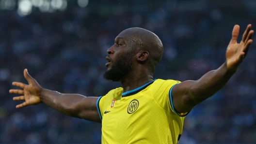 Inter Milan's Belgian forward Romelu Lukaku celebrates after scoring an equalizer during the Italian Serie A football match between Napoli and Inter on May 21, 2023 at the Diego-Maradona stadium in Naples. (Photo by CARLO HERMANN / AFP)