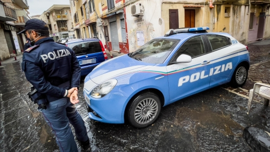 Un'auto della Polizia a Secondigliano in una foto d'archivio. ANSA/CESARE ABBATE