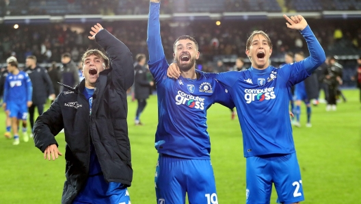 Jacopo Fazzini celebrating with teammates at Empoli