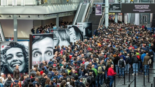 Il pubblico agli ingressi di Eicma 2023 a Rho-Fiera