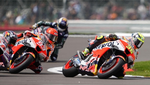 Joan Mir precede Marc Marquez nella Sprint Race di Silverstone (foto Hrc)