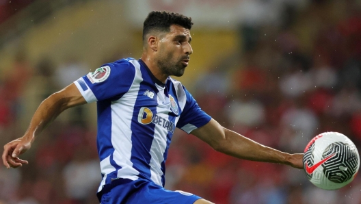 epa10792397 FC PortoÂ´s Mehdi Taremi in action during the Portuguese Candido de Oliveira Super Cup soccer match between Benfica and FC Porto in Aveiro, Portugal, 09 August 2023.  EPA/ESTELA SILVA