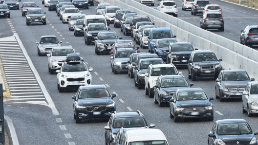 TANGENZIALE ESODO DI FERRAGOSTO TRAFFICO INTENSO  AUTO CODE VACANZE PARTENZE - BARI ESODO DI FERRAGOSTO? - fotografo: DE GIGLIO IMAGOECONOMICA