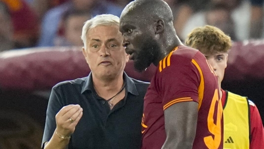 Roma's head coach Jose Mourinho speaks to Roma's Romelu Lukaku during a Serie A soccer match between Roma and Empoli, at Rome's Olympic stadium, Sunday, Sept. 17, 2023. (AP Photo/Alessandra Tarantino)