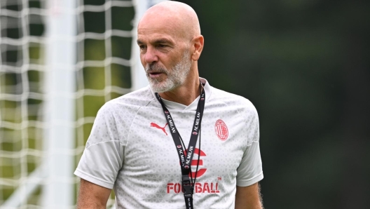 CAIRATE, ITALY - SEPTEMBER 21: Head coach AC Milan Stefano Pioli looks on during an AC Milan training session at Milanello on September 21, 2023 in Cairate, Italy. (Photo by Claudio Villa/AC Milan via Getty Images)