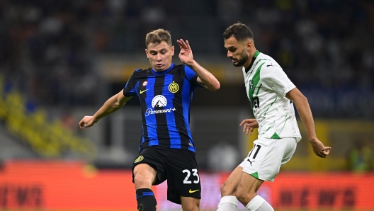 MILAN, ITALY - SEPTEMBER 27:  Nicolo Barella of FC Internazionale competes for the ball with Nedim Bajrami of US Sassuolo during the Serie A TIM match between FC Internazionale and US Sassuolo at Stadio Giuseppe Meazza on September 27, 2023 in Milan, Italy. (Photo by Mattia Ozbot - Inter/Inter via Getty Images)