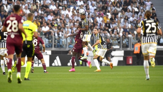 TURIN, ITALY - OCTOBER 07: Gleison Bremer of Juventus jumps for the ball against Duvan Zapata of Torino FC during the Serie A TIM match between Juventus and Torino FC at Allianz Stadium on October 07, 2023 in Turin, Italy. (Photo by Filippo Alfero - Juventus FC/Juventus FC via Getty Images)