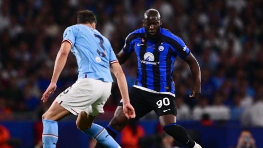 (FILES) Inter Milan's Belgian forward #90 Romelu Lukaku controls the ball as he is marked by Manchester City's Portuguese defender #3 Ruben Dias during the UEFA Champions League final football match between Inter Milan and Manchester City at the Ataturk Olympic Stadium in Istanbul, on June 10, 2023. Chelsea have agreed to loan of Belgian international striker Romelu Lukaku to Serie A side Roma, Gazzetta dello Sport reported on August 28, 2023. Lukaku returned to Chelsea in 2021 for 115 million euros from Inter Milan. He first joined Chelsea in 2011 and left for Everton in 2014 before moving on to Manchester United and Inter. Lukaku, 30, spent last season on loan in Italy, back at Inter, scoring 14 goals. (Photo by Marco BERTORELLO / AFP)