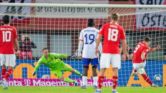 Austria's midfielder #09 Marcel Sabitzer (R) scores the 2-3 goal from the penalty spot past Belgium's goalkeeper #13 Matz Sels during the UEFA Euro 2024 qualifying Group F football match betweeen Austria and Belgium in Vienna on October 13, 2023. (Photo by GEORG HOCHMUTH / APA / AFP) / Austria OUT