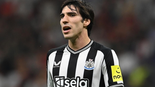 MILAN, ITALY - SEPTEMBER 19:  Sandro Tonali of Newcastle United FC reacts during the UEFA Champions League match between AC Milan and Newcastle United FC at Stadio Giuseppe Meazza on September 19, 2023 in Milan, Italy. (Photo by Claudio Villa/AC Milan via Getty Images)