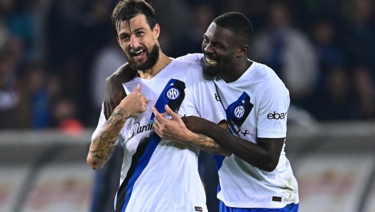 TURIN, ITALY - OCTOBER 21:  Players of FC Internazionale celebrates the win at the end of the Serie A TIM match between Torino FC and FC Internazionale at Stadio Olimpico di Torino on October 21, 2023 in Turin, Italy. (Photo by Mattia Ozbot - Inter/Inter via Getty Images)