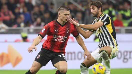 Milans Luka Jovic (L) challenges for the ball  with Juventuss Manuel Locatelli during the Italian serie A soccer match between AC Milan and Juventus at Giuseppe Meazza stadium in Milan, 22 October  2023. ANSA / MATTEO BAZZI