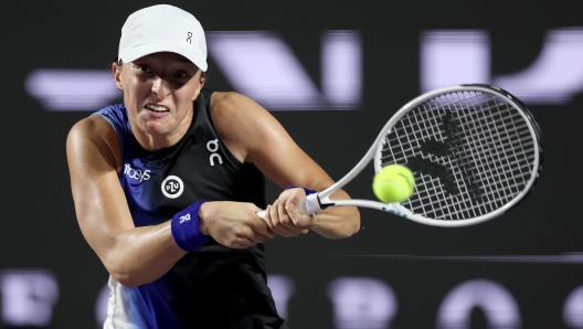 CANCUN, MEXICO - OCTOBER 30: Iga Swiatek of Poland returns a shot to Marketa Vondrousova of Czech Republic during Day 2 of the GNP Seguros WTA Finals Cancun 2023 part of the Hologic WTA Tour on October 30, 2023 in Cancun, Mexico. (Photo by Clive Brunskill/Getty Images)