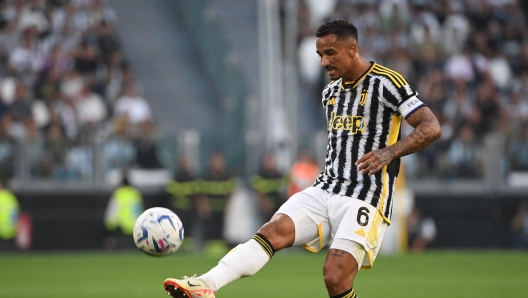 Juventus' Brazilian defender #6 Danilo kicks the ball during the Italian Serie A football match Juventus vs Torino, at Allianz stadium in Turin, on October 7, 2023. (Photo by Isabella BONOTTO / AFP)