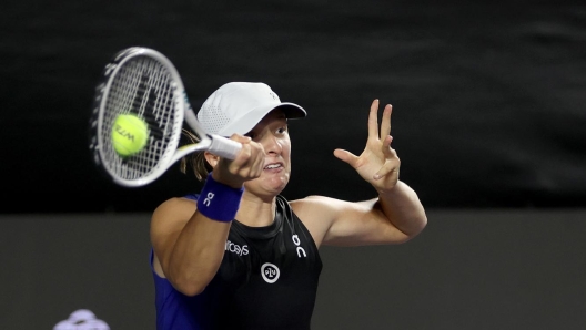 CANCUN, MEXICO - NOVEMBER 01: Iga Swiatek of Poland returns a shot to Coco Gauff of United States during day 4 of the GNP Seguros WTA Finals Cancun 2023 part of the Hologic WTA Tour on November 01, 2023 in Cancun, Mexico. (Photo by Clive Brunskill/Getty Images)