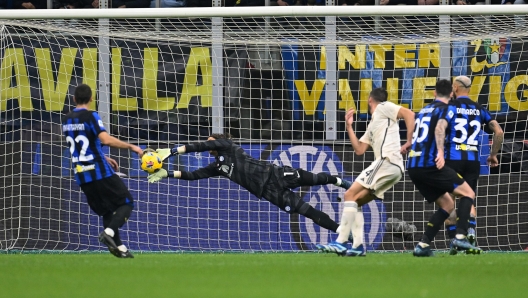 MILAN, ITALY - OCTOBER 29: Yann Sommer of FC Internazionale, in action, saves the ball during the Serie A TIM match between FC Internazionale and AS Roma at Stadio Giuseppe Meazza on October 29, 2023 in Milan, Italy. (Photo by Mattia Ozbot - Inter/Inter via Getty Images)