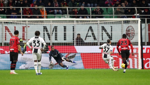 MILAN, ITALY - NOVEMBER 04: Roberto Pereyra of Udinese Calcio scores the team's first goal past Mike Maignan of AC Milan from the penalty spot during the Serie A TIM match between AC Milan and Udinese Calcio at Stadio Giuseppe Meazza on November 04, 2023 in Milan, Italy. (Photo by Marco Luzzani/Getty Images)