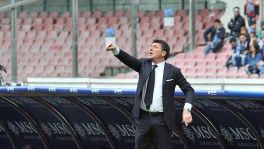 Italian head coach of Napoli, Walter Mazzarri, reacts during Italian Serie A soccer match Napoli-Cagliari at San Paolo stadium in Naples, 21 April 2013. ANSA / CESARE ABBATE