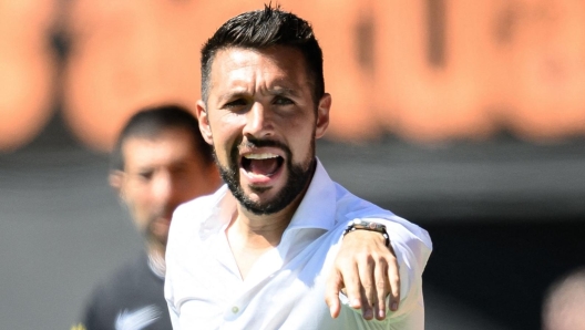 CORRECTION / Nice's Italian head coach Francesco Farioli gives instructions to his players during the French L1 football match between FC Lorient and OGC Nice at Stade du Moustoir in Lorient, western France on August 20, 2023. (Photo by LOIC VENANCE / AFP) / The erroneous mention[s] appearing in the metadata of this photo by LOIC VENANCE has been modified in AFP systems in the following manner: [Francesco Farioli ] instead of [Didier Digard]. Please immediately remove the erroneous mention[s] from all your online services and delete it (them) from your servers. If you have been authorized by AFP to distribute it (them) to third parties, please ensure that the same actions are carried out by them. Failure to promptly comply with these instructions will entail liability on your part for any continued or post notification usage. Therefore we thank you very much for all your attention and prompt action. We are sorry for the inconvenience this notification may cause and remain at your disposal for any further information you may require.