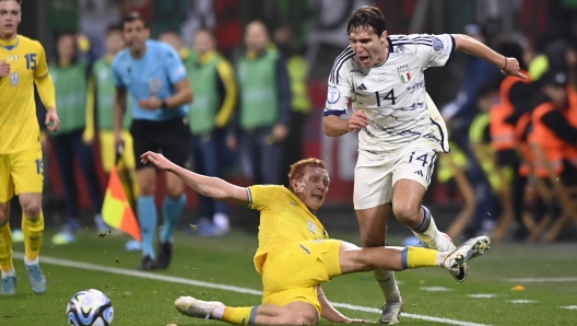 Foto Fabio Ferrari/LaPresse 20 Novembre 2023 - Leverkusen, Germania - sport, calcio - Ucraina v Italia - Qualificazioni Euro 2024 - Group C - Stadio BayArena di Leverkusen.  Nella foto: Federico Chiesa (Italy) fermato fallosamente  November 20, 2023 Leverkusen, Germany - sport, calcio - Ukraine v Italy - European Qualifiers 2024 - Group C - BayArena of Leverkusen. In the pic: Federico Chiesa (Italy)