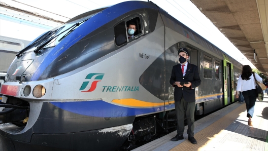 TRENO TRENI REGIONALE REGIONALI NELLA STAZIONE CENTRALE DI PALERMO PERSONALE TRENITALIA CAPOTRENO ADDETTO ADDETTI FERROVIARIO FERROVIARI FERROVIE FERROVIA BANCHINA BANCHINE MACCHINISTA MACCHINISTI - Trenitalia: aggiudicata a Alstom gara per 150 treni regionali - FOTO ARCHIVIO - fotografo: IMAGOECONOMICA