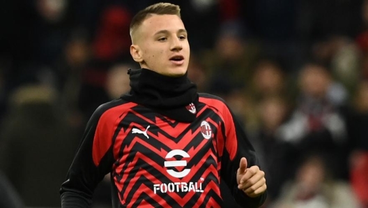 MILAN, ITALY - NOVEMBER 25:  Francesco Camarda of AC Milan warms up ahead before the Serie A TIM match between AC Milan and ACF Fiorentina at Stadio Giuseppe Meazza on November 25, 2023 in Milan, Italy. (Photo by Claudio Villa/AC Milan via Getty Images)