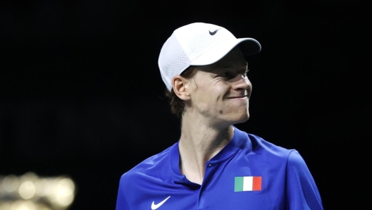 epa10996853 Italian player Jannick Sinner in action against Australian tennis player Alex de Minaur during their singles match of the 2023 Davis Cup Final 8 finals Italy vs Australia in Malaga, Spain, 26 November 2023.  EPA/Jorge Zapata