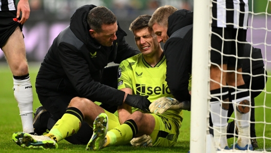 NEWCASTLE UPON TYNE, ENGLAND - DECEMBER 02: Nick Pope of Newcastle United receives medical treatment after suffering with an injury during the Premier League match between Newcastle United and Manchester United at St. James Park on December 02, 2023 in Newcastle upon Tyne, England. (Photo by Stu Forster/Getty Images)