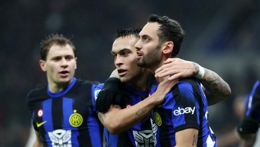 MILAN, ITALY - DECEMBER 09: Hakan Calhanoglu of FC Internazionale celebrates with teammate Lautaro Martinez after scoring their team's first goal during the Serie A TIM match between FC Internazionale and Udinese Calcio at Stadio Giuseppe Meazza on December 09, 2023 in Milan, Italy. (Photo by Marco Luzzani/Getty Images)