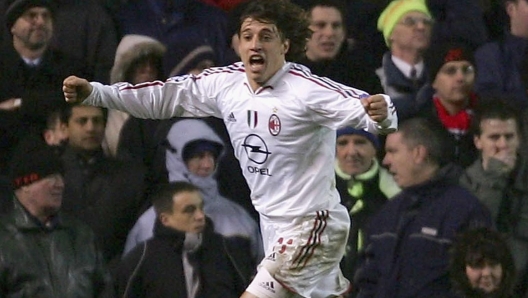 MANCHESTER, ENGLAND - FEBRUARY 23:  Hernan Crespo of AC Milan celebrates scoring the winning goal during the UEFA Champions League first leg match between Manchester United and AC Milan at Old Trafford on February 23, 2005 in Liverpool, England.  (Photo by Alex Livesey/Getty Images) *** Local Caption *** Hernan Crespo