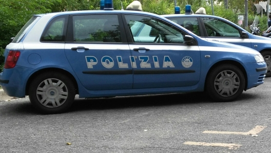 (DIRE) Bologna, 14 ott. - Ieri a Bologna la Polizia ha denunciato in stato di libertà un 27enne, irregolare sul territorio, per detenzione illecita di stupefacenti: intervento nato "dalla segnalazione di un cittadino- spiega la Questura- che riferiva di una presunta attività di spaccio in corso. Al momento del controllo, il soggetto nascondeva in bocca sei dosi di sostanza stupefacente. Sottoposto a perquisizione personale lo stesso veniva trovato in possesso di banconote di vario taglio per un totale di 170 euro". Il 27enne è stato lasciato a disposizione dell'Ufficio immigrazione.    L'intervento rientra in uno dei servizi mirati "ad alto impatto" che la Questura ha organizzato nella scorsa settimana su tutto il territorio cittadino. I controlli hanno visto l'impiego giornaliero di "numerosi equipaggi della Questura e dei locali commissariati, con l'ausilio del personale del Reparto prevenzione crimine e delle Unità cinofile", continua la nota: oltre 650 le persone controllate in meno di una settimana (di cui 235 soggetti stranieri) 150 i veicoli, con oltre 200 grammi di sostanza sequestrata, di cui solo una piccola parte a carico di ignoti. Ad esempio nell'ambito del controllo svolto in Bolognina mercoledì (in collaborazione anche con personale della Polizia locale, della Guardia di finanza e dei Carabinieri) sono stati sequestrati 20 grammi di hashish a carico di ignoti e 120 grammi a carico di un 18enne. Nel corso della settimana, poi, la Squadra mobile ha arrestato due uomini. Giovedì, in San Donato, è finito in manette un 27enne accusato di detenzione ai fini di spaccio: 50 grammi di eroina sequestrati. Ieri, invece, è stato tratto in arresto per lo stesso reato un 51enne: in questo caso il sequestro è scattato per circa 40 palline di cocaina del peso di un grammo ciascuna e per 1.090 euro in contanti.   (Red/ Dire) 14:52 14-10-23   NNNN