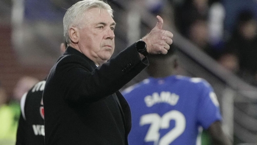 epa11040324 Real Madrid's head coach Carlo Ancelotti gestures during the LaLiga soccer match between Deportivo Alaves and Real Madrid, in Vitoria, Basque Country, Spain, 21 December 2023.  EPA/Adrian Ruiz Hierro